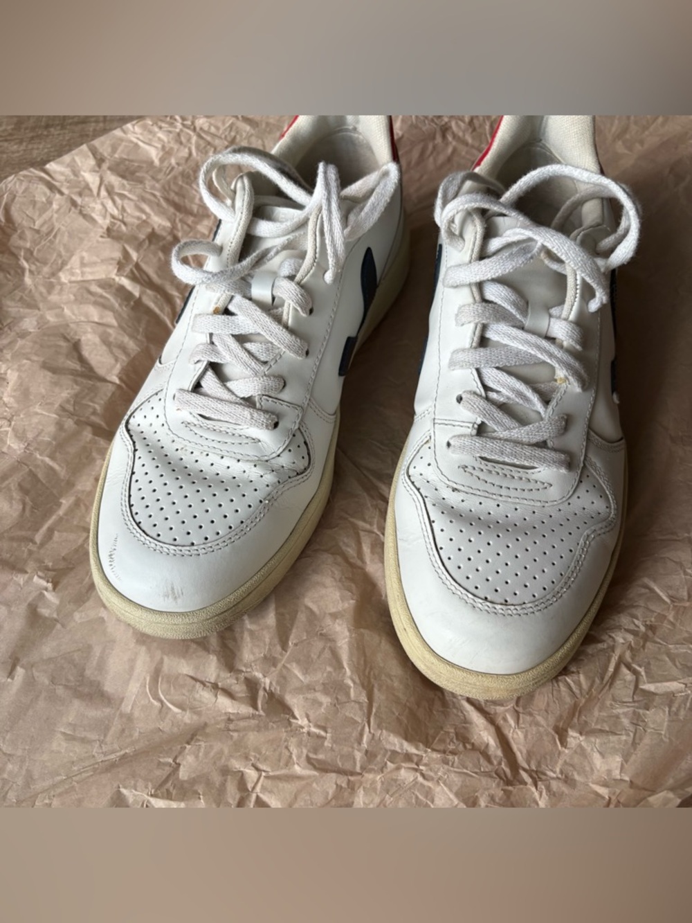 Veja V-10 sneakers, size 9 - Picture 2 of 9